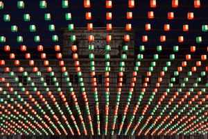 piazza palazzo di città nei colori d’artista