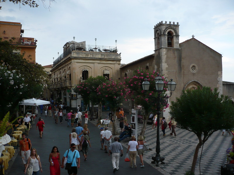 ''Traffico intenso, in p.zza IX Aprile.'' - Taormina