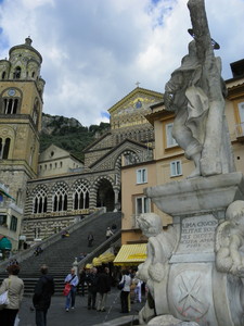 Piazza Duomo e l’immensa scalinata che invade la piazza