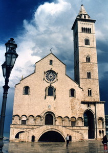 Piazza Duomo con la Cattedrale di San Nicola Pellegrino