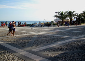 Un piazzale di fronte al mare