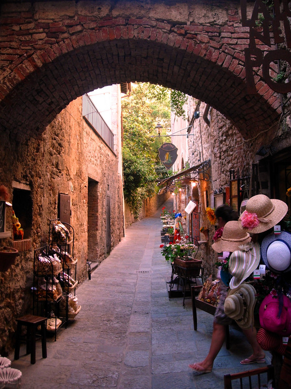 ''Tra vie e ponticelli medievali'' - Massa Marittima