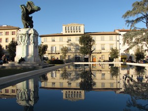 Edifici di Piazza della Vittoria riflessi nella vasca