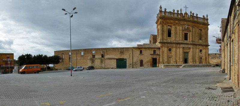 ''piazza semi vuota'' - Naro