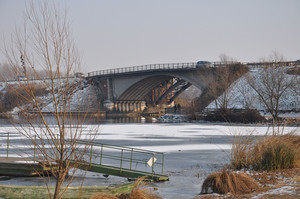 Il ponte sul lago gelato