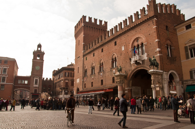 ''Una domenica in piazza della Cattedrale'' - Ferrara