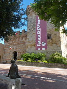 Guardando i merli del palazzo