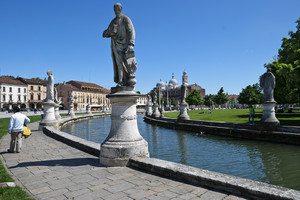 più statue che uomini
