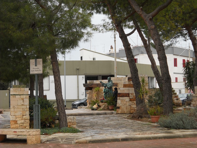 ''Sempre Qualcuno vicino la Statua !'' - Casamassima