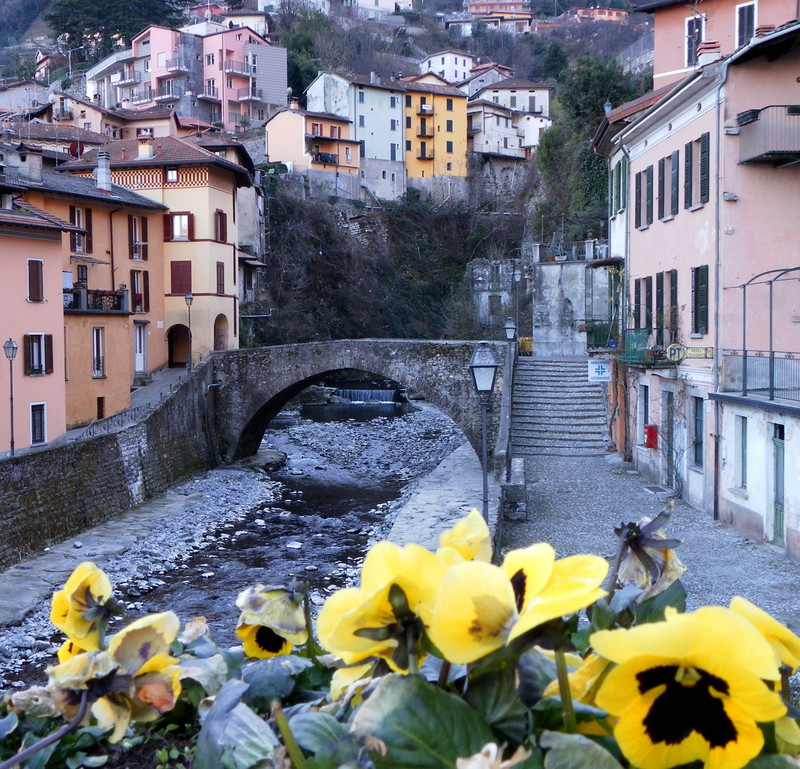 ''Un tocco di giallo..'' - Argegno
