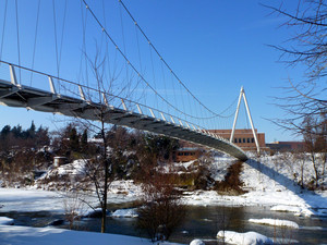 In volo, sul fiume