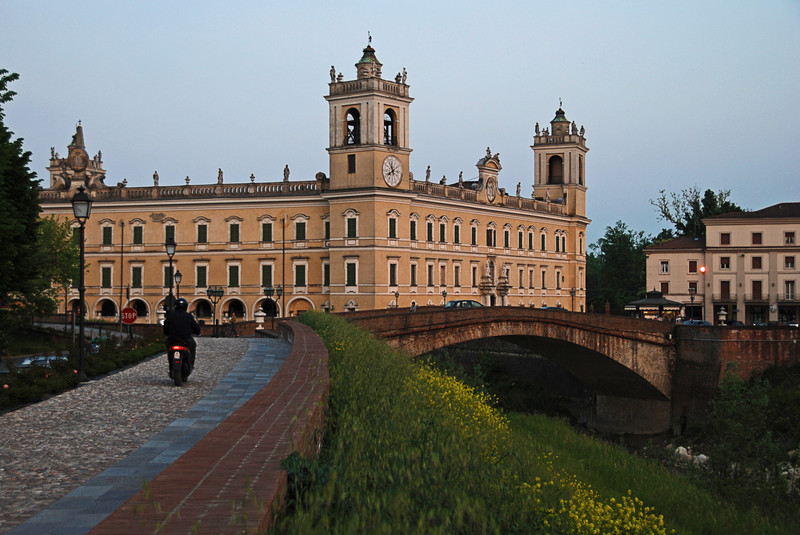 ''degno contorno al palazzo ducale'' - Colorno