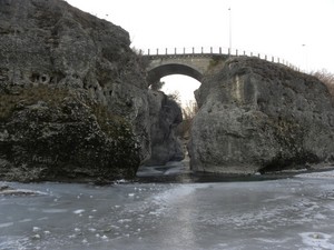Ponte Romano sul fiume Natisone parzialmente ghiacciato.