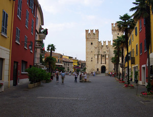 la piazza di fronte al Castello