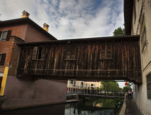 Tra antico e moderno: il ponte di legno sul Naviglio