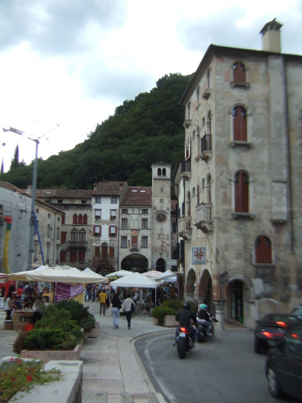 ''piazza fremente a serravalle'' - Vittorio Veneto