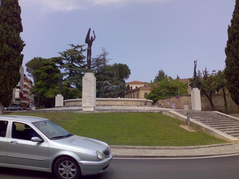 ''piazza dante, a ricordo dei combattenti caduti nelle guerre.'' - Teramo