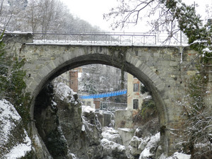 il Ponte della Maddalena…e una fila di pinguini blu…