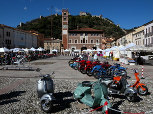 La piazza con….la marcia in piu’