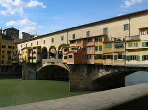 lo scorrere lento dell’Arno sotto le antiche arcate di Ponte Vecchio