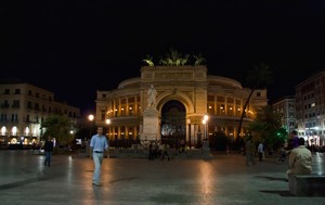 piazza Politeama in notturna