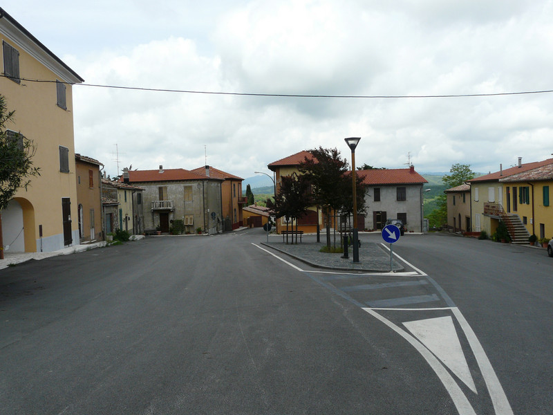 ''Murci…una piazza divisa da un cavo elettrico…'' - Scansano