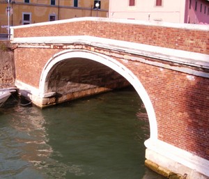 Ponte di Via Borra presso gli Scali del Monte Pio, nella Venezia Nuova