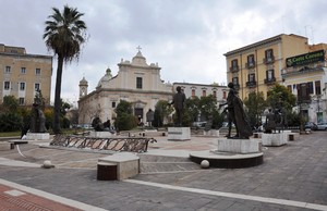 Piazza Umberto Giordano col monumento al compositore foggiano