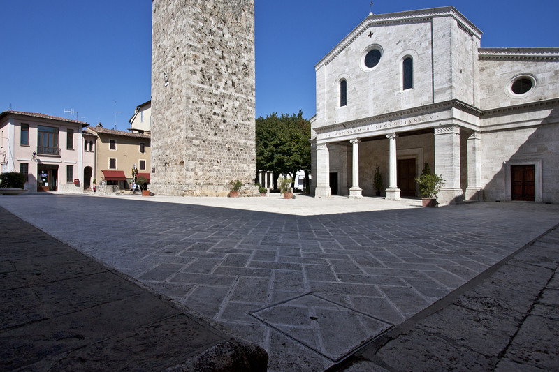 ''La piazza, la chiesa e il campanile'' - Chiusi