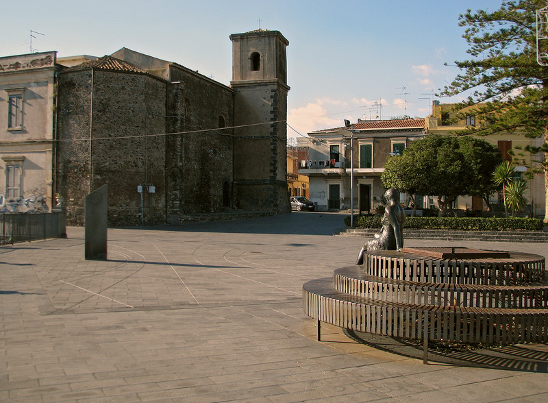 ''Sola al centro della Piazza'' - Aci Castello