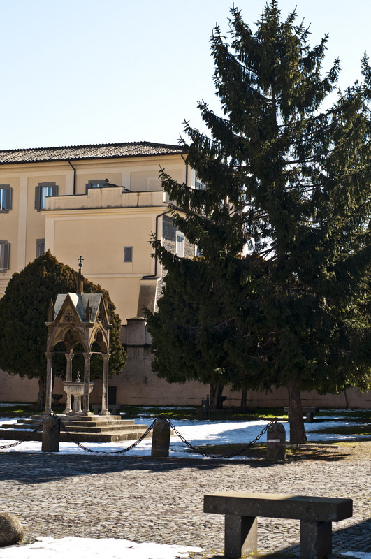 ''la fontana, padrona della piazza'' - Grottaferrata