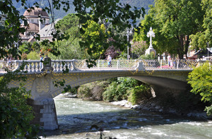 un ponte con disegni color oro a Merano