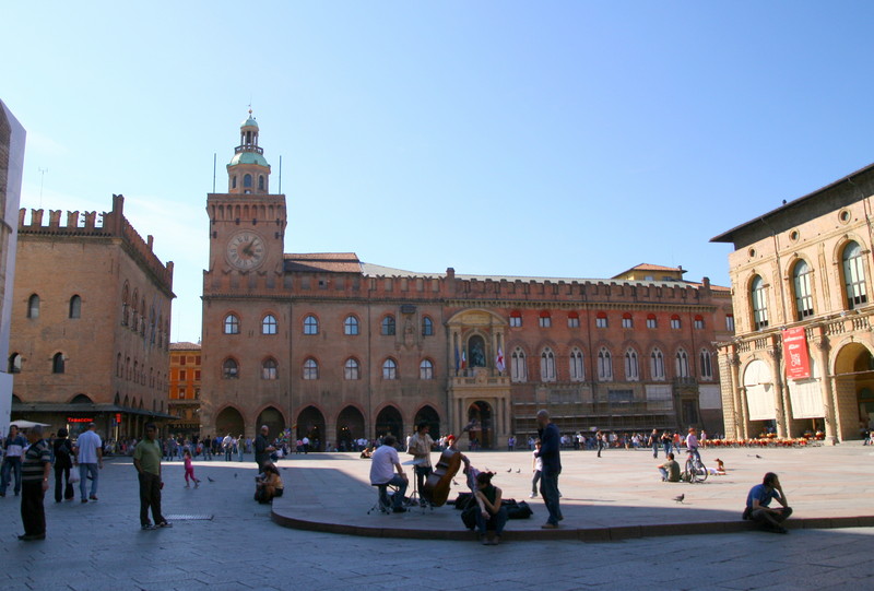 ''la mitica piazza maggiore.'' - Bologna