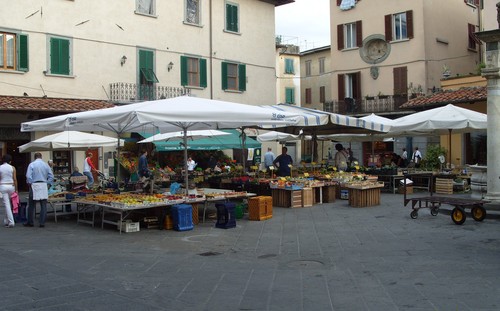 Pistoia - "Aperto.....è arrivata la materia prima"