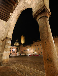 Una piazza in cornice