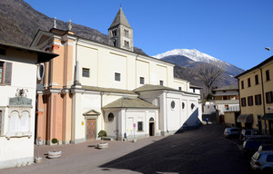 La Piazza della Chiesa a Villa di Tirano