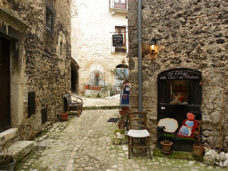 ''La piazzetta delle arti e dei mestieri'' - Santo Stefano di Sessanio