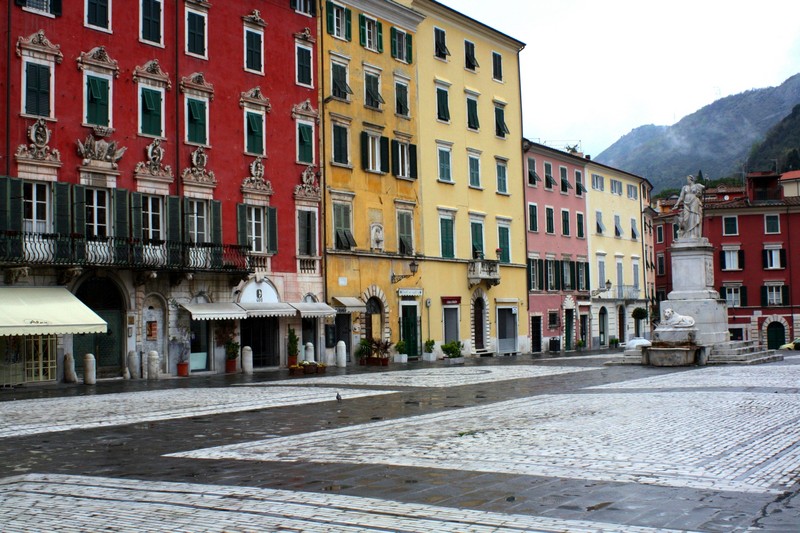 ''I colori della piazza'' - Carrara