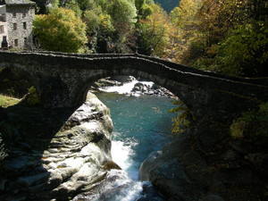 Il ponte di Ponboset ed il torrente Ayasse