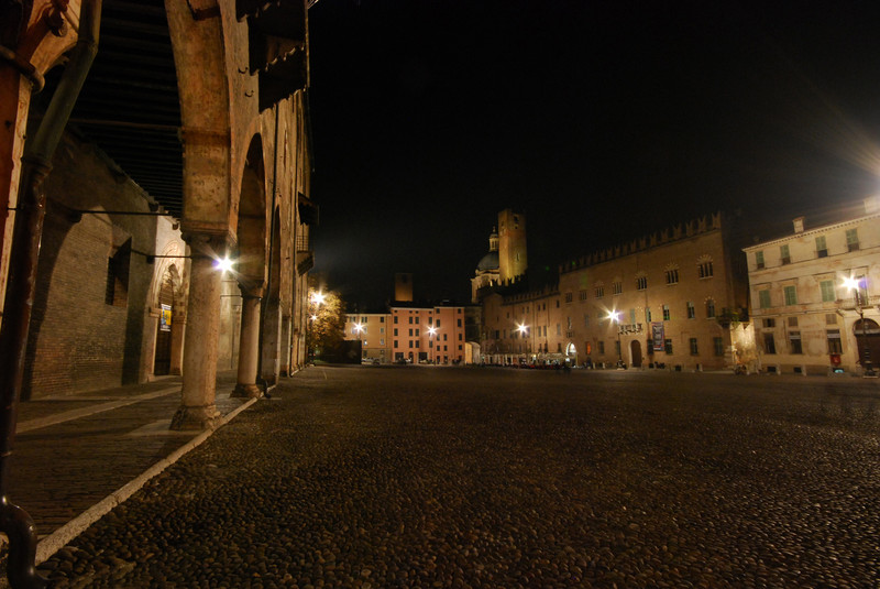 ''Piazza Sordello ore 23.15'' - Mantova