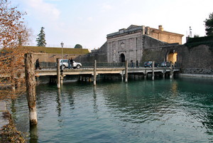 Ponte d’ingresso a Porta Verona