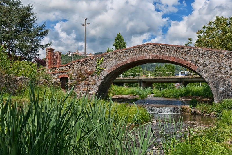 ''Lassu’ in alto l’antico borgo'' - Castelnuovo Magra