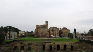 La piazza archeologica (Piazza Venere e Roma)