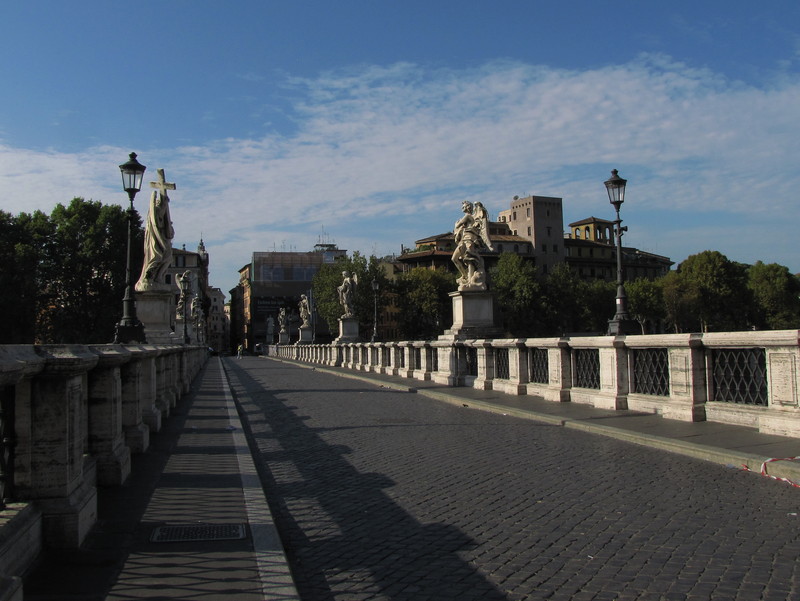''Angeli in fila in un caldo mattino di ferragosto'' - Roma