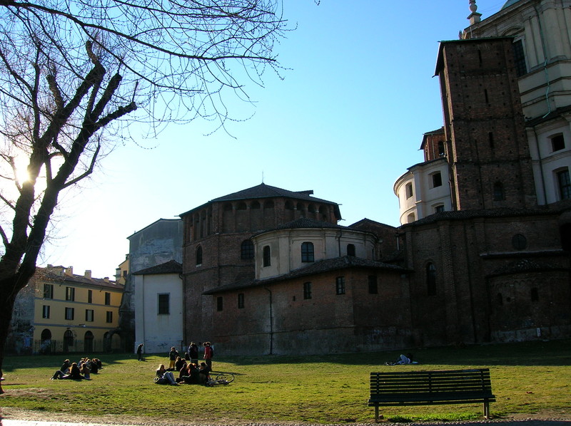 ''Una domenica di sole in Piazza Vetra'' - Milano