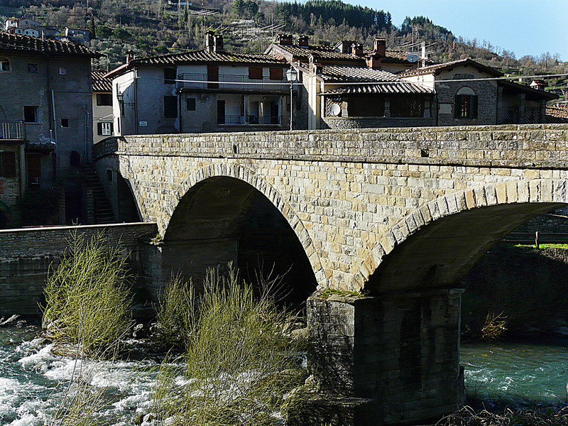 ''Un ponte massiccio'' - Castel San Niccolò