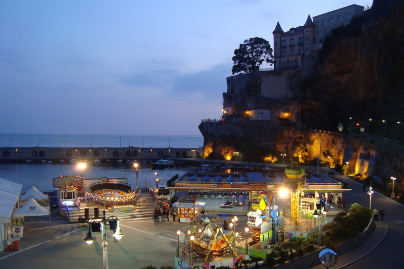 ''piazza San Francesco, tutta per i bimbi..'' - Maiori