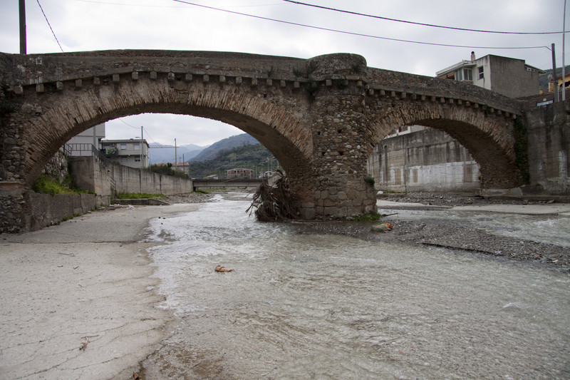 ''Ponte vecchio'' - Gualtieri Sicaminò