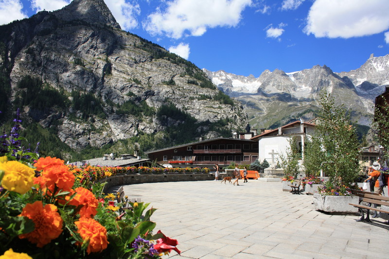 ''La piazza che guarda il Monte Bianco'' - Courmayeur