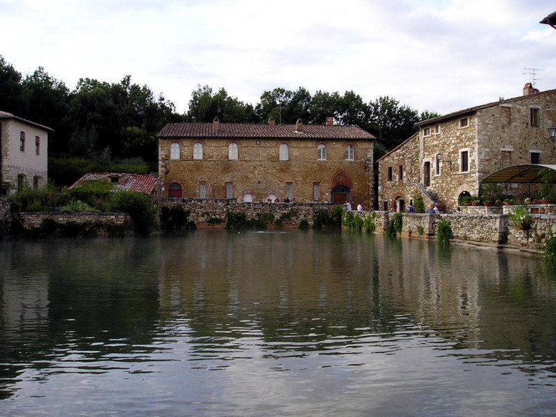 ''La famosa piazza con vasca termale'' - San Quirico d'Orcia